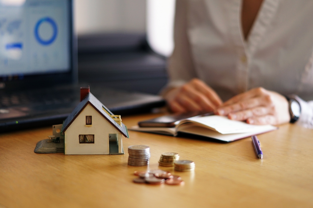 Attachment closeup-shot-person-thinking-buying-selling-house (5)_Easy-Resize.com.jpg