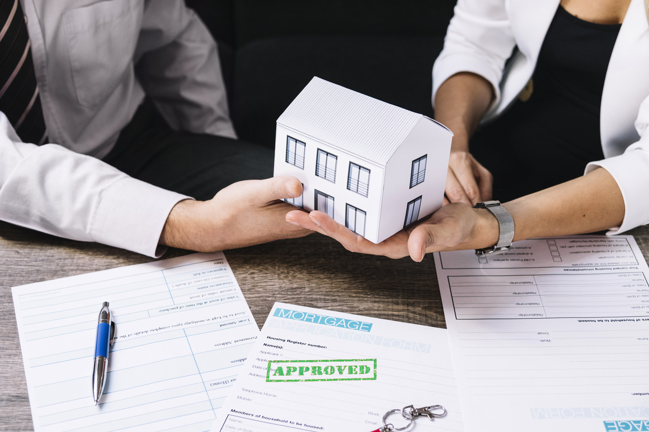 Attachment realtor-making-deal-with-customer-office (1)_Easy-Resize.com.jpg